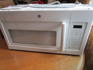 lot 102 image: Microwave