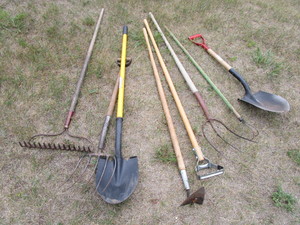lot 115 image: Gardening Tools
