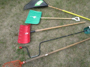 lot 116 image: Tools, Shovel, Apple Picker