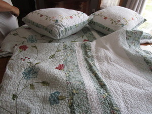 lot 148 image: Twin Bed Linens