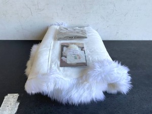 lot 152 image: LLB Genuine Ivory Wool Sheepskin Area Rug