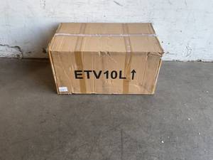 lot 33 image: Happybuy Electric 15L Stainless Steel Variable Speed Vertical Meat Stuffer