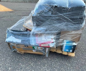 lot 415 image: Wholesale Pallet of Assorted Miscellaneous Items