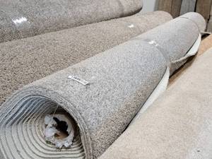 lot 793 image: Lot of (1) Carpet 25x12