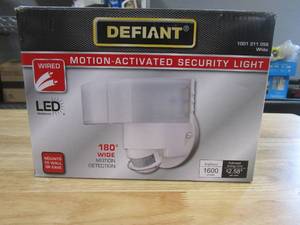lot 574 image: Defiant 180° LED Motion Sensor White Outdoor Security Light (OPEN BOX)