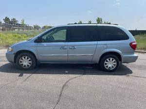 lot 16B image: 2005 Chrysler Town And Country Touring - 79,604 MILES