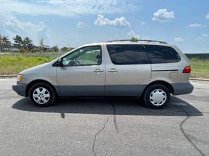 lot 9Z image: 2000 Toyota Sienna LE - 1 OWNER