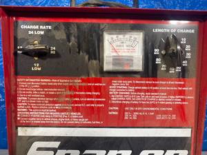 lot 11 image: Snap On 1224 Volt Battery Charger