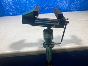 lot 43 image: Small Adjustable Table Vise