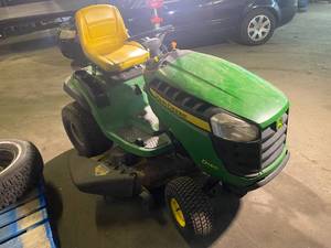 lot 7 image: John Deere Riding Mower