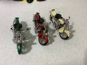lot 91 image: 3 Indian Motorcycle Collectible Die Cast