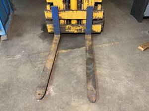 lot 6 image: White 3 Stage Forklift
