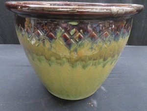 lot 14 image: CERAMIC FLOWER POT