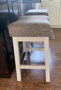 lot 46 image: TWO BRAND NEW NO BACK BAR STOOLS.