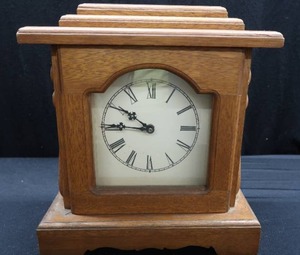 lot 23 image: SOLID WOOD MANTAL CLOCK