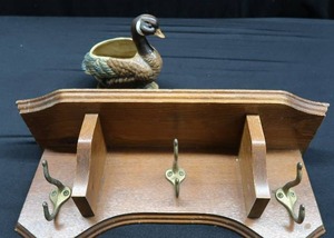 lot 26 image: VINTAGE DECOR