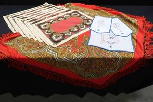 lot 45 image: VINTAGE LINENS