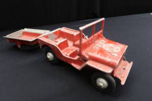 lot 54 image: VINTAGE 1940S  WILLYS STEEL RED TOY JEEP WITH TRAILER