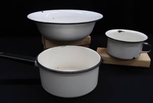 lot 56 image: VINTAGE ENAMEL WARE GROUP