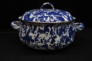lot 57 image: NEW IN BOX GOLDEN RABBIT ENAMELWARE 2.5 QUART DUTCH OVEN