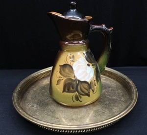 lot 64 image: BEATIFUL PITCHER WITH LID AND GOLD ETCHED SERVING TRAY