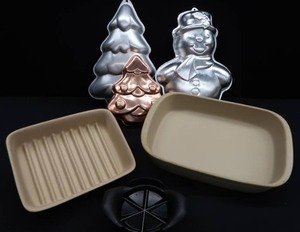 lot 66 image: PAMPERED CHEF LOT WITH 3 DECORTIVE CAKE PANS