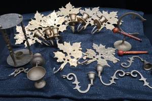 lot 70 image: VINTAGE BRASS LOT OF 6 MATCHING BRASS HOLLY LEAF WALL SCONCES CANDLE HOLDERS AND EXTRA BITS