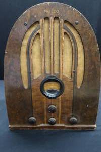 lot 88 image: VINTAGE PHILCO RADIO 37-60