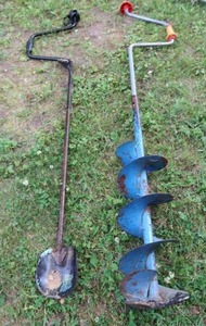 lot 117 image: MANUAL ICE AUGER  SCOOP