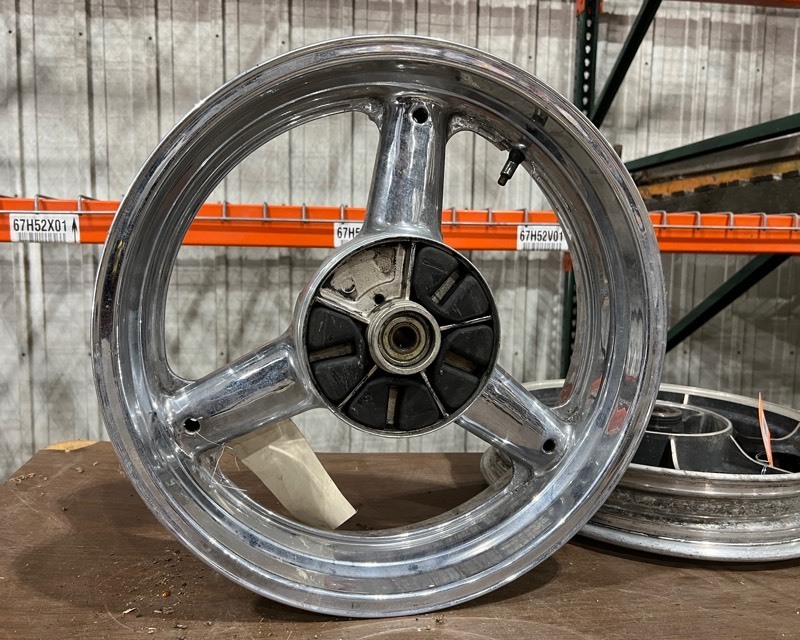lot 587 image: 1998 Suzuki GSX750F Rim