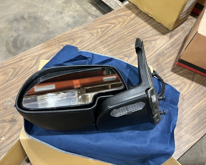 lot 676 image: 00-02 Chevy Left Side Mirror