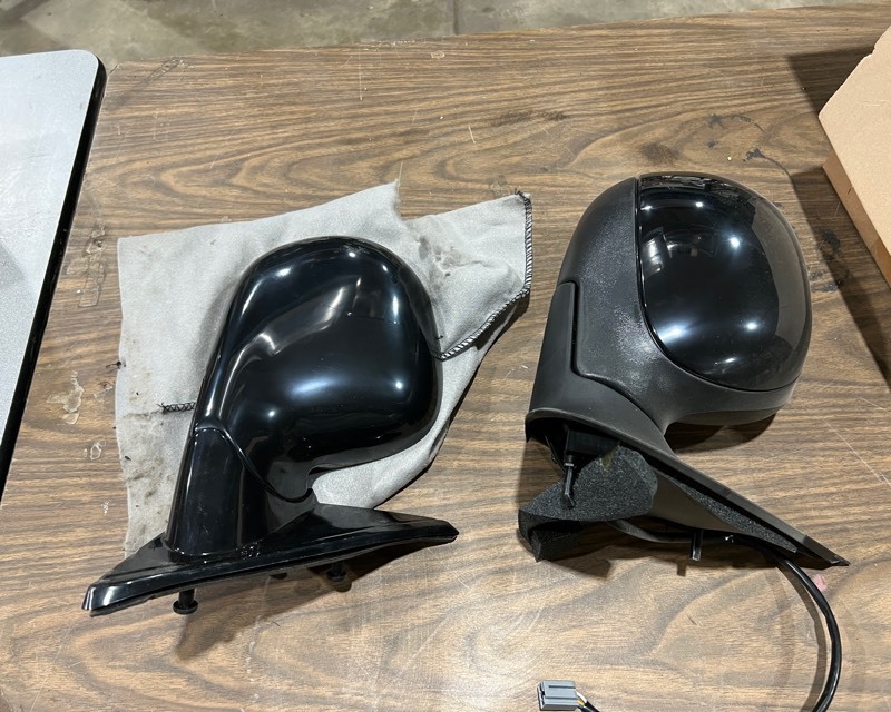 lot 690 image: 98-99 Ford F150250 Side View Mirrors RH