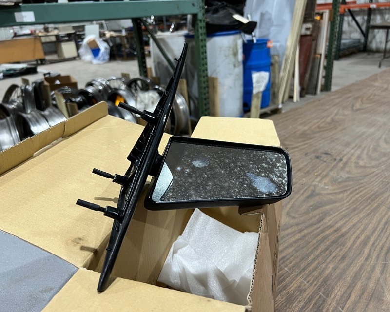 lot 691 image: 94-98 GM Manual Side View Mirrors