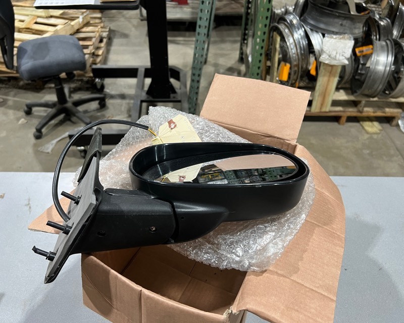 lot 692 image: 97-00 DakotaDurango Side View Mirrors LH&RH