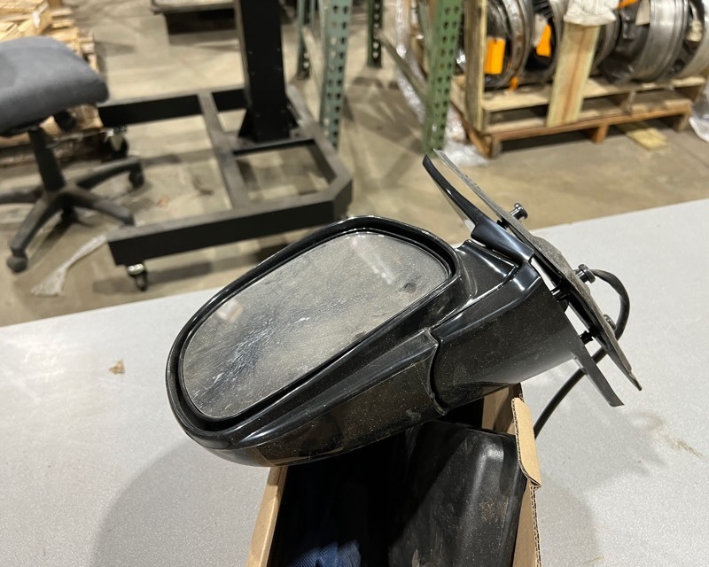 lot 694 image: 1998 GM Side View Mirror LH