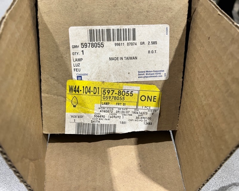 lot 698 image: 92-97 GM Lamp Assembly LH