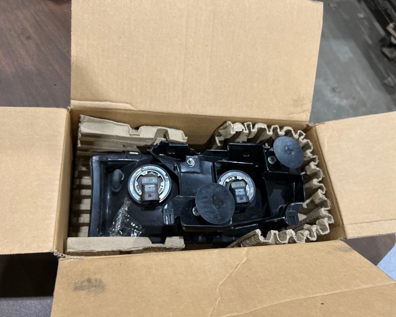 lot 705 image: 94-95 Oldsmobile-88LSSRegcy Head Lamp Assembly LH