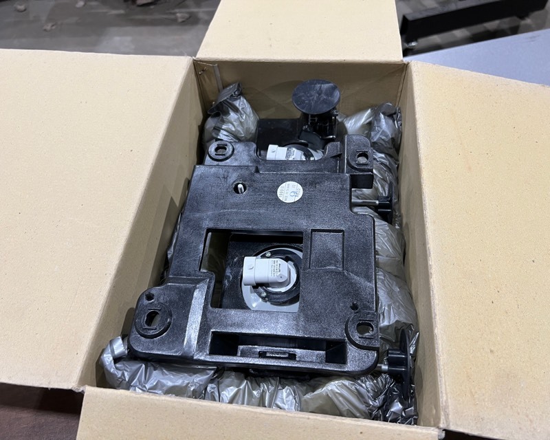 lot 706 image: 88-94 ChevyGMC Truck RH Headlamp Assembly