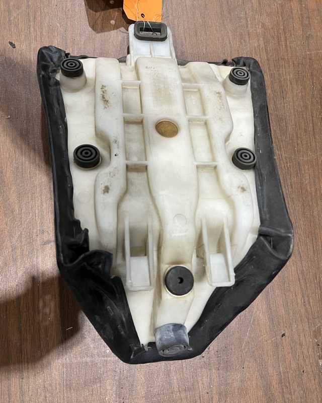 lot 719 image: 1997 Yamaha FZR600R Front Seat