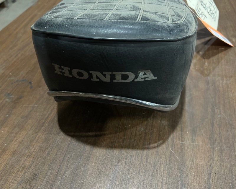 lot 735 image: 1972 Honda CB350 Seat