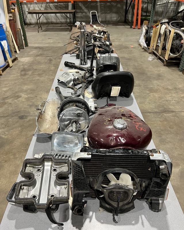 lot 772 image: 1984 Honda VFZ700 Parts