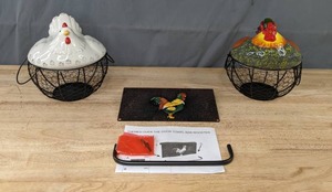 lot 104 image: NEW Hen Theme Ceramic Egg Holder Baskets and Rooster Towel Bar K