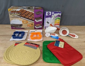 lot 101 image: NEW Baking and Kitchen Items Perfect Brownie Pan Set, Cake Pan Set, Crust & Sandwich Cutters and More K
