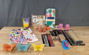 lot 163 image: Assortment of NEW Kitchen Items Knives, Salt & Pepper Shakers, Dish Towels, Apron, Dish Drying Mat and More K