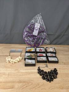 lot 37 image: NEW Assortment of Costume Jewelry and Accessory Hanger K