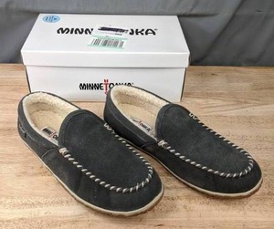 lot 122A image: NEW Mens Minnetonka Slippers, Size 12, Grey W