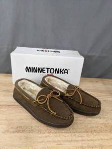 lot 65A image: Minnetonka Moccasin Mens Pile Lined Hardsole Slipper Size 7 - Autumn Brown W