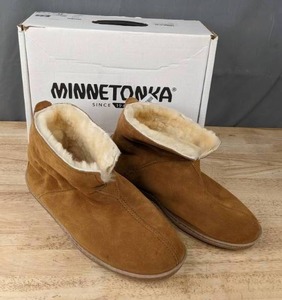 lot 75A image: Minnetonka Moccasin Mens Sheepskin Ankle Boot Size 11 - Golden Tan W