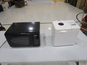 lot 387 image: Bread Maker & Microwave