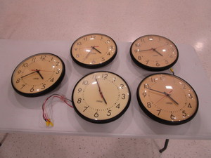lot 428 image: (5) Automatic Control Clocks